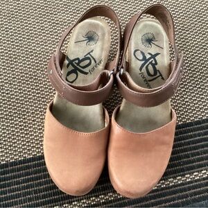 OTBT Forever Elizabeth style Leather upper and inside, closed Toe Sandal  8.5